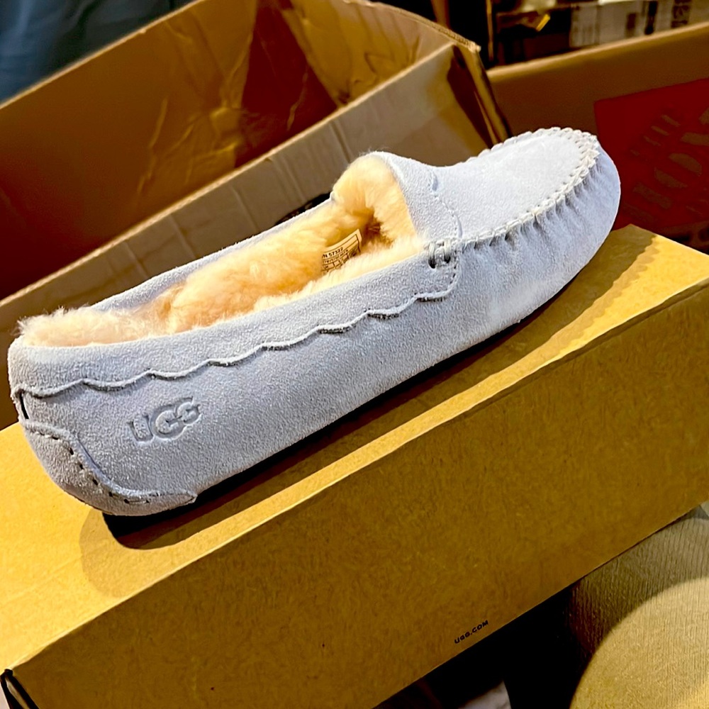 Sky Blue Scalloped Ugg Moccasins (NEW & UNWORN) Size 8